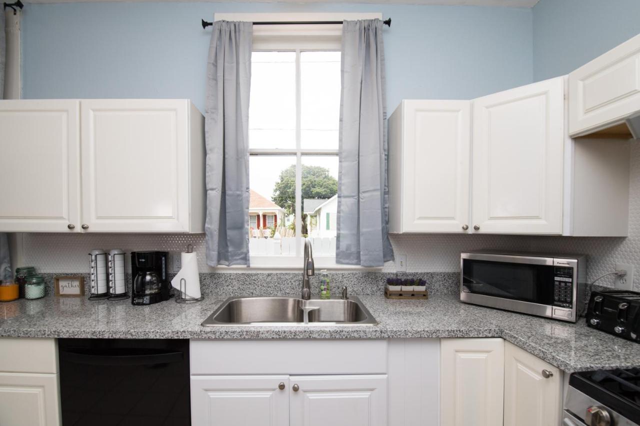 Beautiful Two-Story In Central Galveston, Short Walk To Beach, Near Downtown! | Seas The Breeze Villa Exterior photo