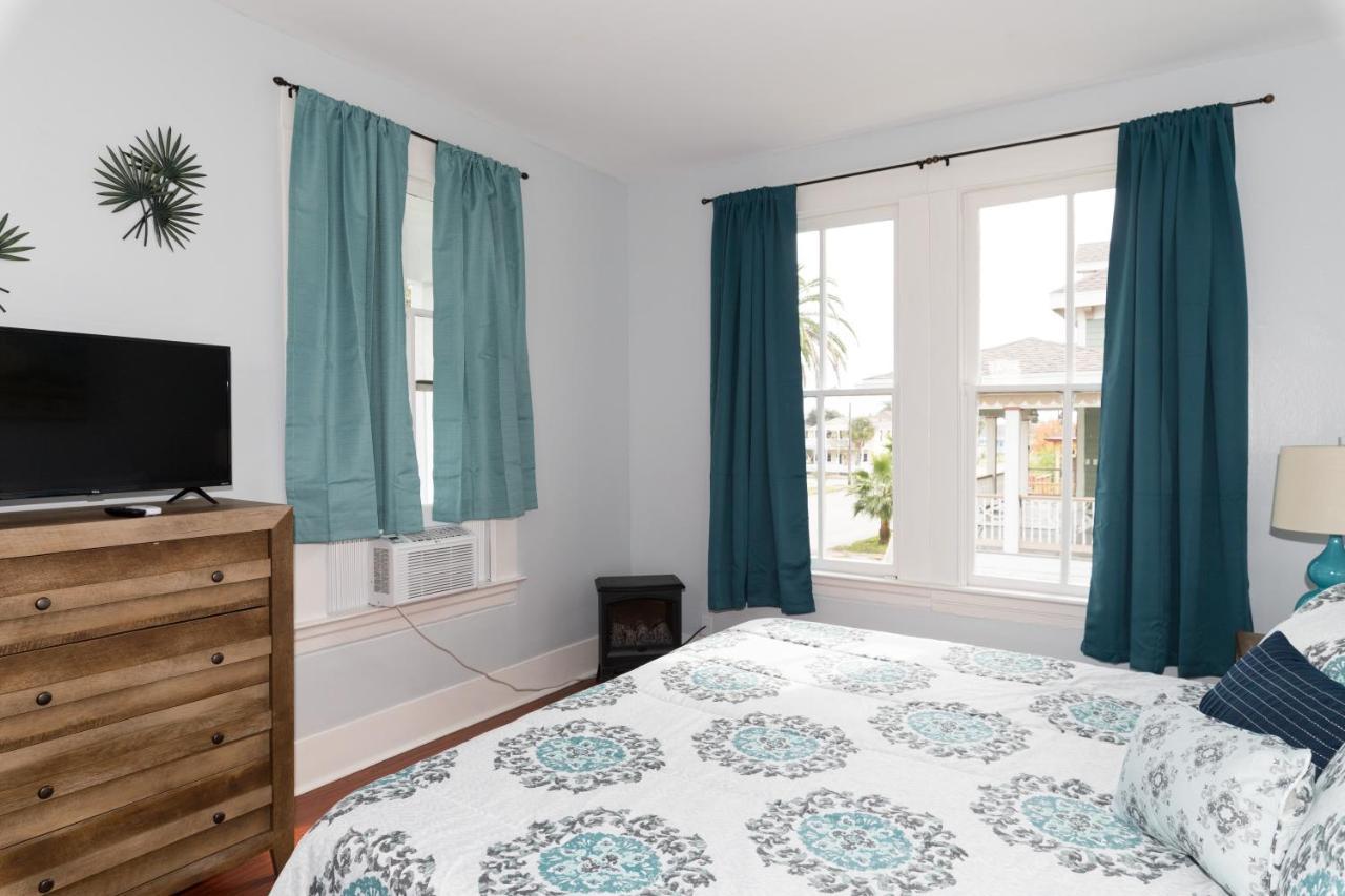 Beautiful Two-Story In Central Galveston, Short Walk To Beach, Near Downtown! | Seas The Breeze Villa Exterior photo
